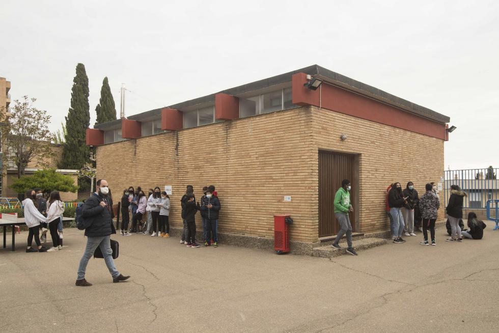 Alumnos de Primaria y de la ESO del Colegio El Buen Pastor de Zaragoza durante el recreo, que se ha adaptado para garantizar la seguridad en tiempos de pandemia.