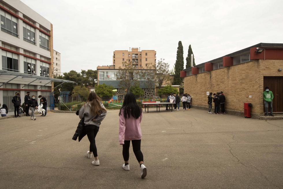 Alumnos de Primaria y de la ESO del Colegio El Buen Pastor de Zaragoza durante el recreo, que se ha adaptado para garantizar la seguridad en tiempos de pandemia.