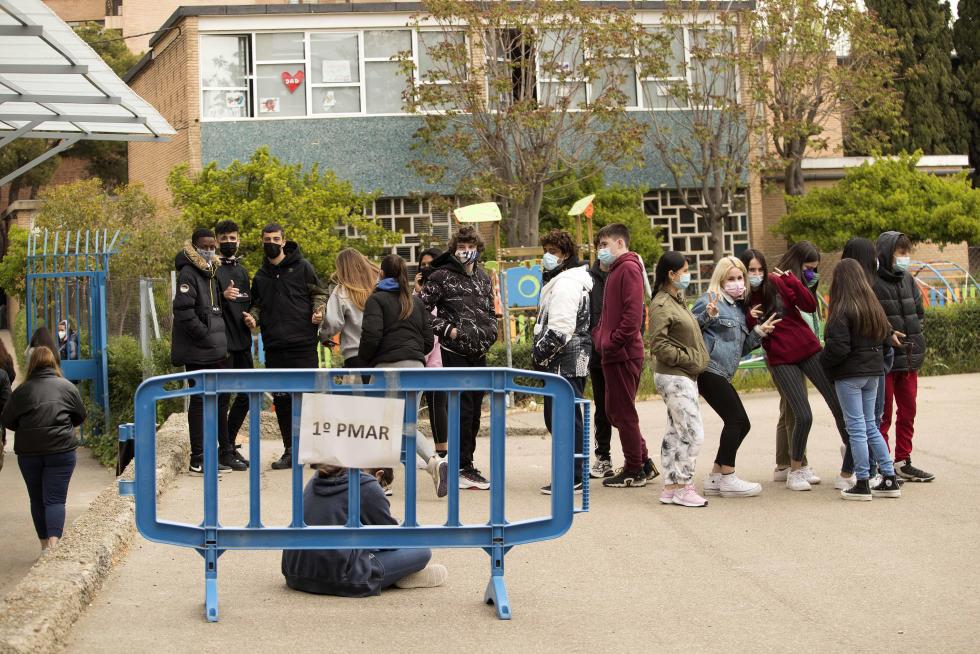 Alumnos de Primaria y de la ESO del Colegio El Buen Pastor de Zaragoza durante el recreo, que se ha adaptado para garantizar la seguridad en tiempos de pandemia.