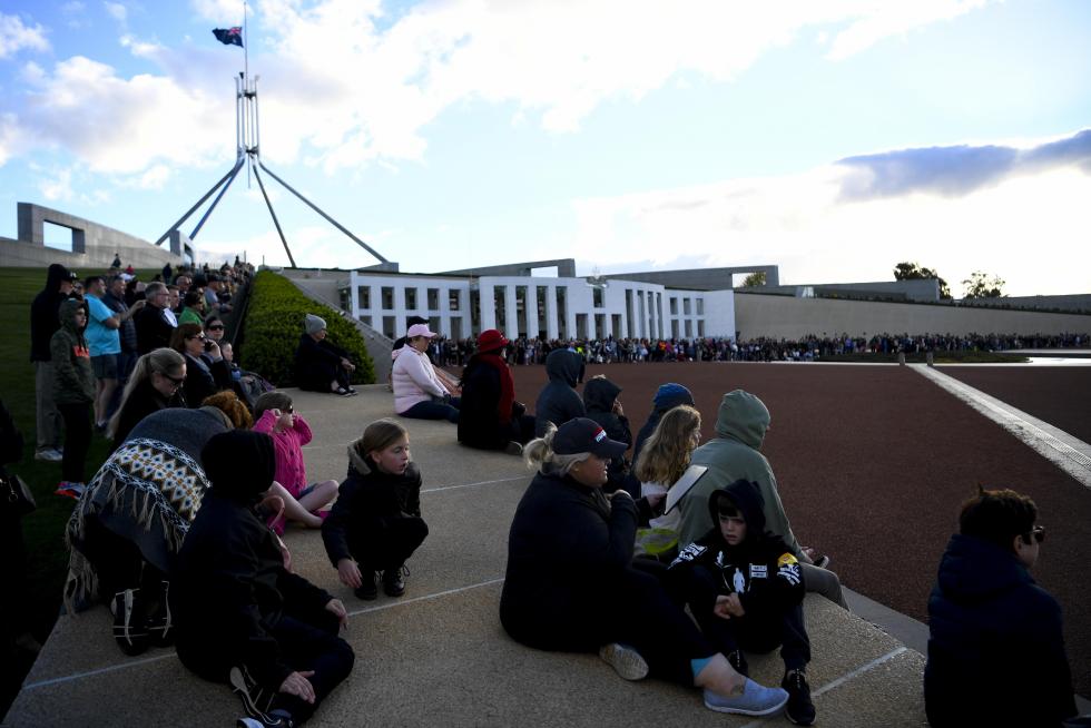 Canberra (Australia), 10/04/2021.- A 41-gun salute is fired to commemorate the death of Prince Philip, the Duke of Edinburgh, at Parliament House in Canberra, Australia, 10 April 2021. Queen Elizabeth's husband died on 09 April, two months before his 100th birthday and only a short time after a month-long stay in hospital. (Incendio, Edimburgo) EFE/EPA/LUKAS COCH NO ARCHIVING AUSTRALIA AND NEW ZEALAND OUT 41-gun salute to commemorate the death of Prince Philip, in Canberra