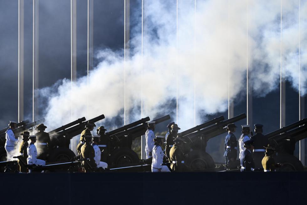 Canberra (Australia), 10/04/2021.- People gather to watch a 41-gun salute to commemorate the death of Prince Philip, the Duke of Edinburgh, at Parliament House in Canberra, Australia, 10 April 2021. Queen Elizabeth's husband died on 09 April, two months before his 100th birthday and only a short time after a month-long stay in hospital. (Edimburgo) EFE/EPA/LUKAS COCH NO ARCHIVING AUSTRALIA AND NEW ZEALAND OUT 41-gun salute to commemorate the death of Prince Philip, in Canberra