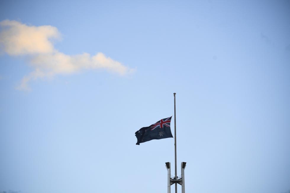 Canberra (Australia), 10/04/2021.- A 41-gun salute is fired to commemorate the death of Prince Philip, the Duke of Edinburgh, at Parliament House in Canberra, Australia, 10 April 2021. Queen Elizabeth's husband died on 09 April, two months before his 100th birthday and only a short time after a month-long stay in hospital. (Incendio, Edimburgo) EFE/EPA/LUKAS COCH NO ARCHIVING AUSTRALIA AND NEW ZEALAND OUT 41-gun salute to commemorate the death of Prince Philip, in Canberra