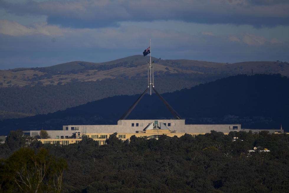 Canberra (Australia), 10/04/2021.- The Australian flag flies at half mast to commemorate the death of Prince Philip, the Duke of Edinburgh, at Parliament House in Canberra, Australia, 10 April 2021. Queen Elizabeth's husband died on 09 April, two months before his 100th birthday and only a short time after a month-long stay in hospital. (Edimburgo) EFE/EPA/LUKAS COCH NO ARCHIVING AUSTRALIA AND NEW ZEALAND OUT 41-gun salute to commemorate the death of Prince Philip, in Canberra