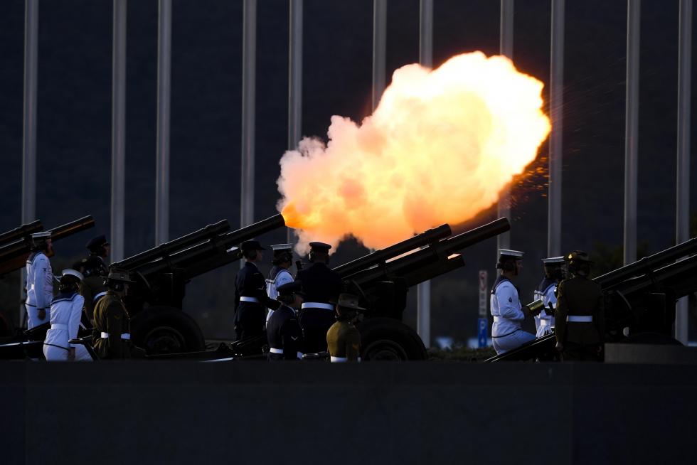 Canberra (Australia), 10/04/2021.- People gather to watch a 41-gun salute to commemorate the death of Prince Philip, the Duke of Edinburgh, at Parliament House in Canberra, Australia, 10 April 2021. Queen Elizabeth's husband died on 09 April, two months before his 100th birthday and only a short time after a month-long stay in hospital. (Edimburgo) EFE/EPA/LUKAS COCH NO ARCHIVING AUSTRALIA AND NEW ZEALAND OUT 41-gun salute to commemorate the death of Prince Philip, in Canberra