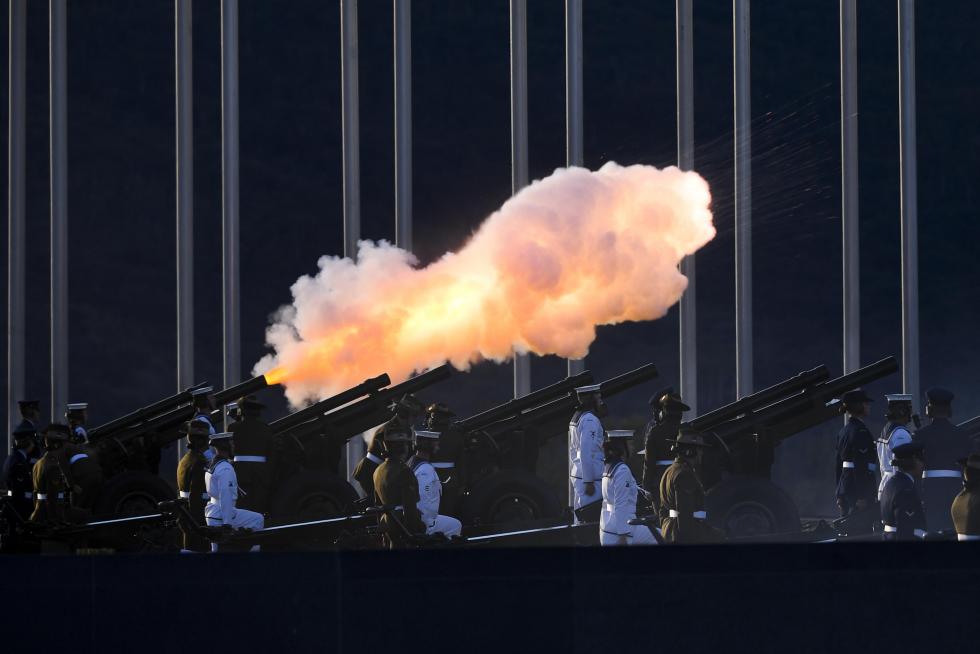 Canberra (Australia), 10/04/2021.- A 41-gun salute is fired to commemorate the death of Prince Philip, the Duke of Edinburgh, at Parliament House in Canberra, Australia, 10 April 2021. Queen Elizabeth's husband died on 09 April, two months before his 100th birthday and only a short time after a month-long stay in hospital. (Incendio, Edimburgo) EFE/EPA/LUKAS COCH NO ARCHIVING AUSTRALIA AND NEW ZEALAND OUT 41-gun salute to commemorate the death of Prince Philip, in Canberra