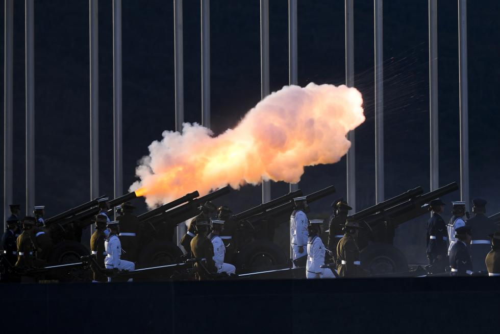 Canberra (Australia), 10/04/2021.- A 41-gun salute is fired to commemorate the death of Prince Philip, the Duke of Edinburgh, at Parliament House in Canberra, Australia, 10 April 2021. Queen Elizabeth's husband died on 09 April, two months before his 100th birthday and only a short time after a month-long stay in hospital. (Incendio, Edimburgo) EFE/EPA/LUKAS COCH NO ARCHIVING AUSTRALIA AND NEW ZEALAND OUT 41-gun salute to commemorate the death of Prince Philip, in Canberra
