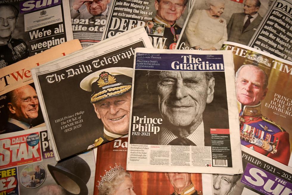 London (United Kingdom), 10/04/2021.- The UK's media coverage of the death of Prince Philip in London, Britain, 10 April 2021. Prince Philip, husband of Britain's Queen Elizabeth II, died on 09 April 2021 at Windsor Castle. Buckingham Palace encouraged the public not to bring flowers outside royal palaces to avoid further spread of COVID-19. (Reino Unido, Londres) EFE/EPA/ANDY RAIN Aftermath of Prince Philip death