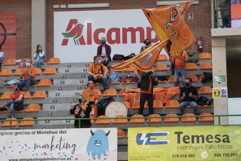Partido de 'play off' de semifinal de Superliga de voleibol entre el CV Teruel y Almería.