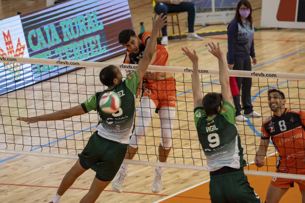 Partido de 'play off' de semifinal de Superliga de voleibol entre el CV Teruel y Almería.