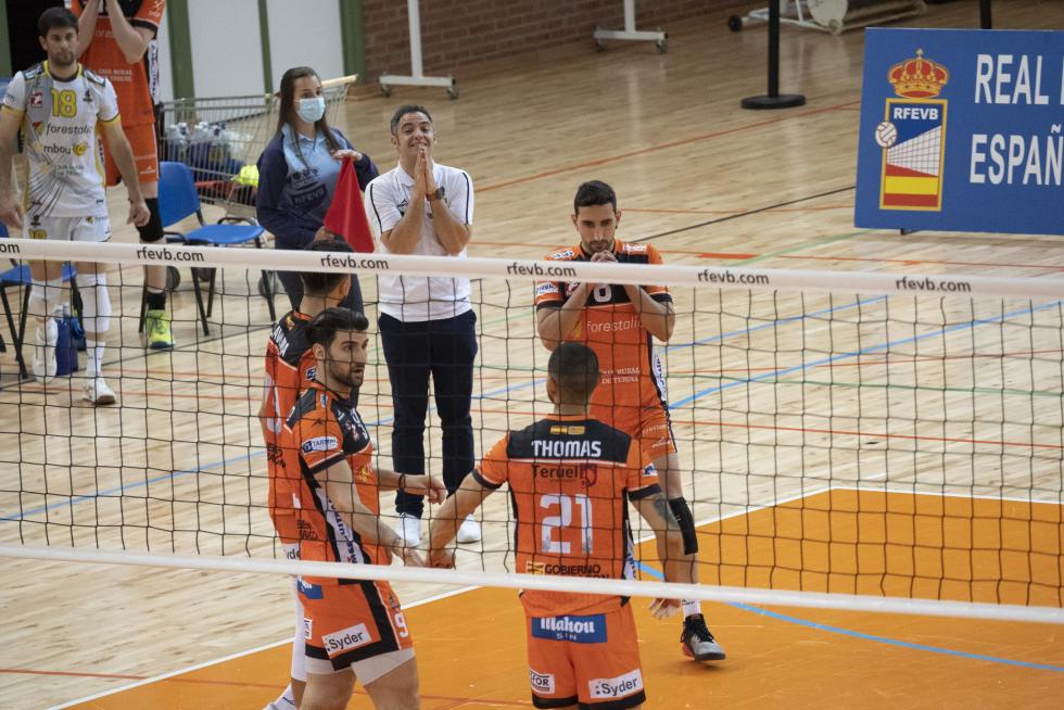 Partido de 'play off' de semifinal de Superliga de voleibol entre el CV Teruel y Almería.