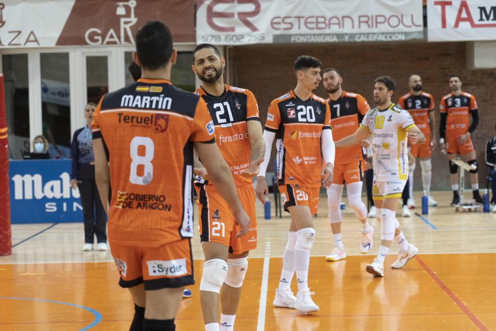 Partido de 'play off' de semifinal de Superliga de voleibol entre el CV Teruel y Almería.