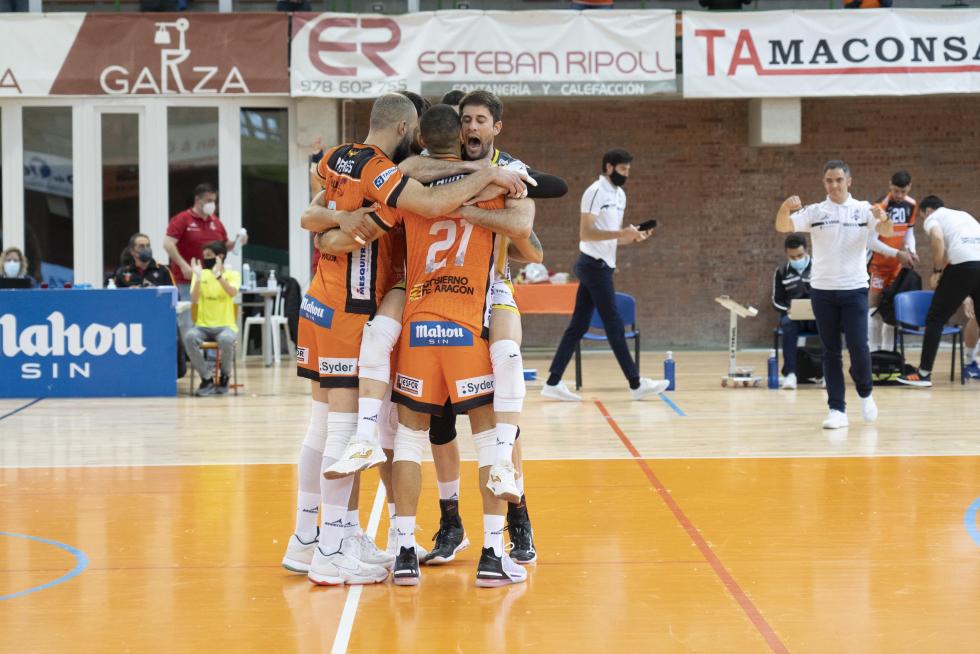 Partido de 'play off' de semifinal de Superliga de voleibol entre el CV Teruel y Almería.