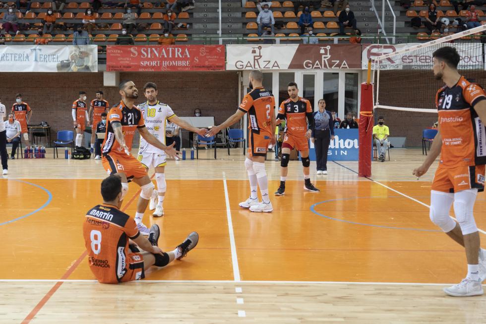 Partido de 'play off' de semifinal de Superliga de voleibol entre el CV Teruel y Almería.