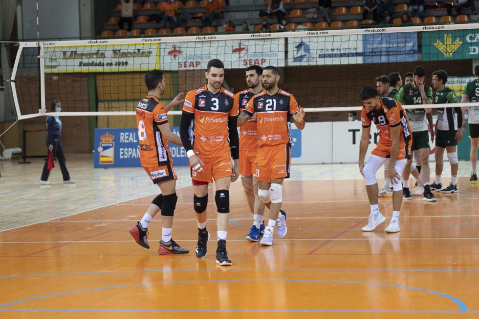 Partido de 'play off' de semifinal de Superliga de voleibol entre el CV Teruel y Almería.