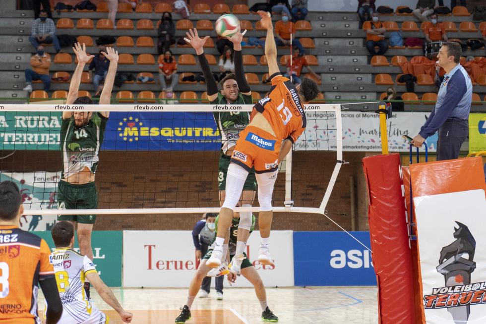 Partido de 'play off' de semifinal de Superliga de voleibol entre el CV Teruel y Almería.