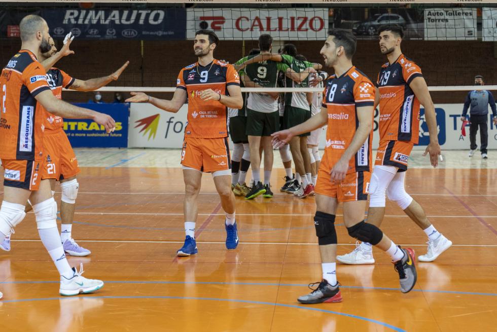 Partido de 'play off' de semifinal de Superliga de voleibol entre el CV Teruel y Almería.