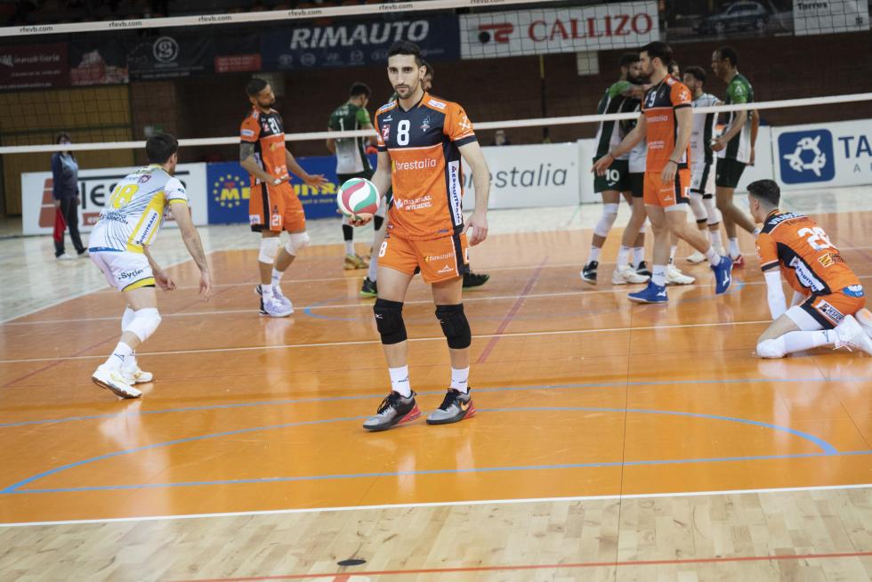 Partido de 'play off' de semifinal de Superliga de voleibol entre el CV Teruel y Almería.