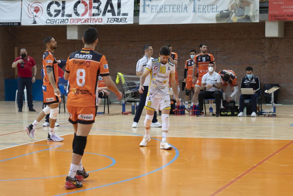 Partido de 'play off' de semifinal de Superliga de voleibol entre el CV Teruel y Almería.