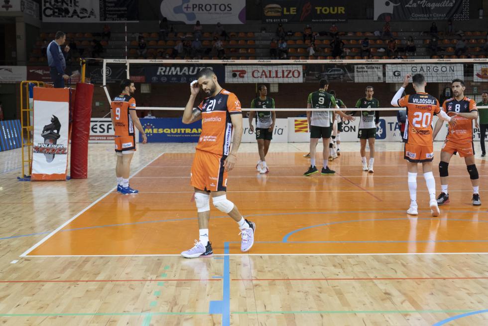 Partido de 'play off' de semifinal de Superliga de voleibol entre el CV Teruel y Almería.