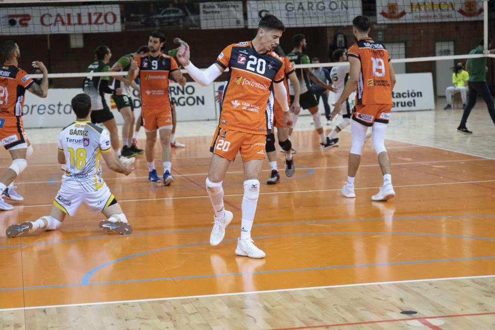 Partido de 'play off' de semifinal de Superliga de voleibol entre el CV Teruel y Almería.
