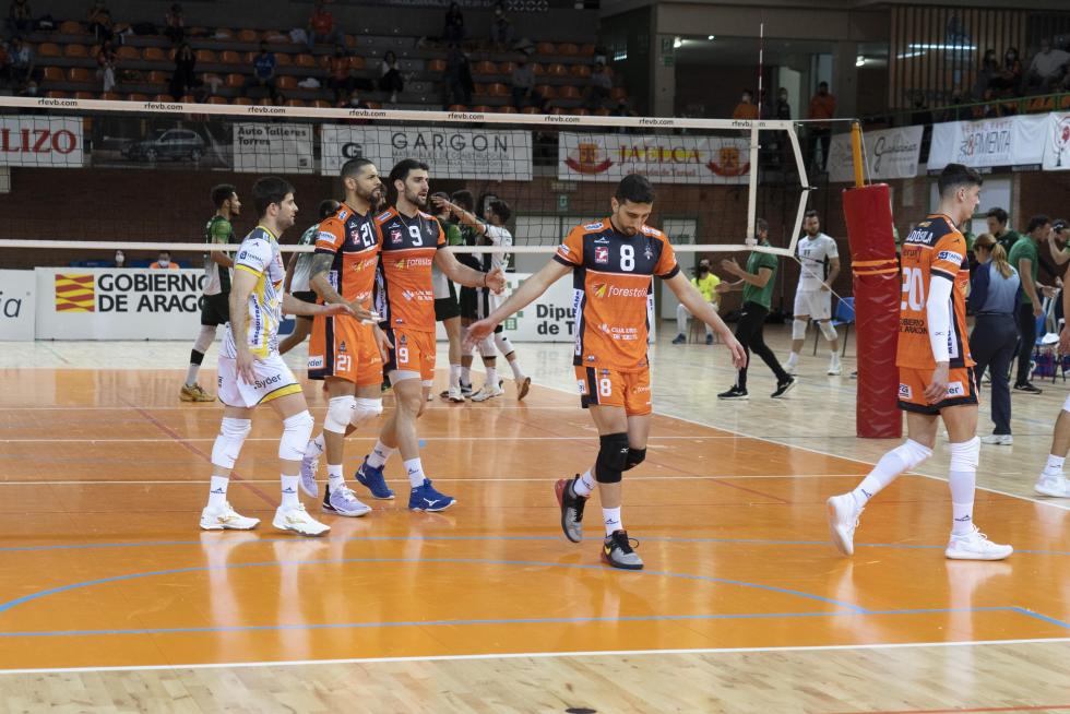 Partido de 'play off' de semifinal de Superliga de voleibol entre el CV Teruel y Almería.