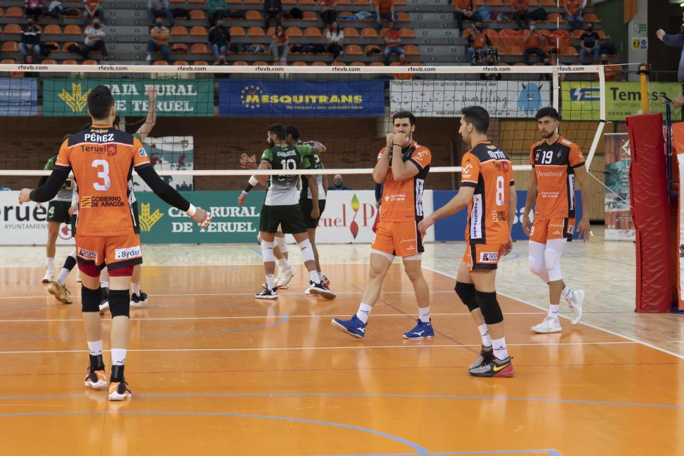 Partido de 'play off' de semifinal de Superliga de voleibol entre el CV Teruel y Almería.