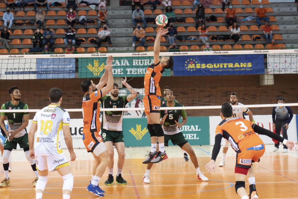 Partido de 'play off' de semifinal de Superliga de voleibol entre el CV Teruel y Almería.
