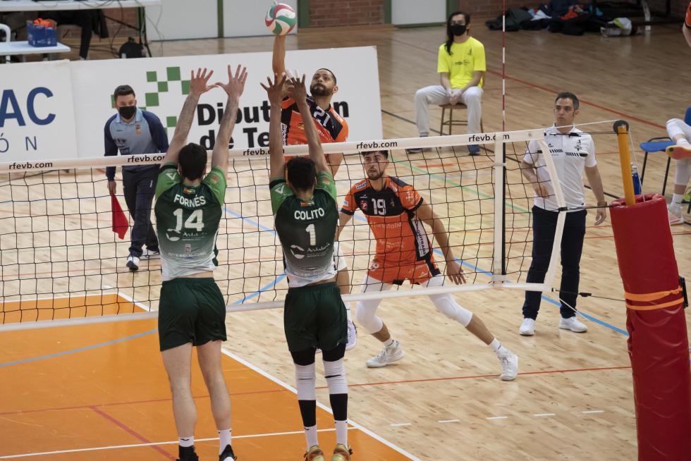 Partido de 'play off' de semifinal de Superliga de voleibol entre el CV Teruel y Almería.