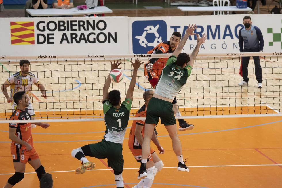 Partido de 'play off' de semifinal de Superliga de voleibol entre el CV Teruel y Almería.