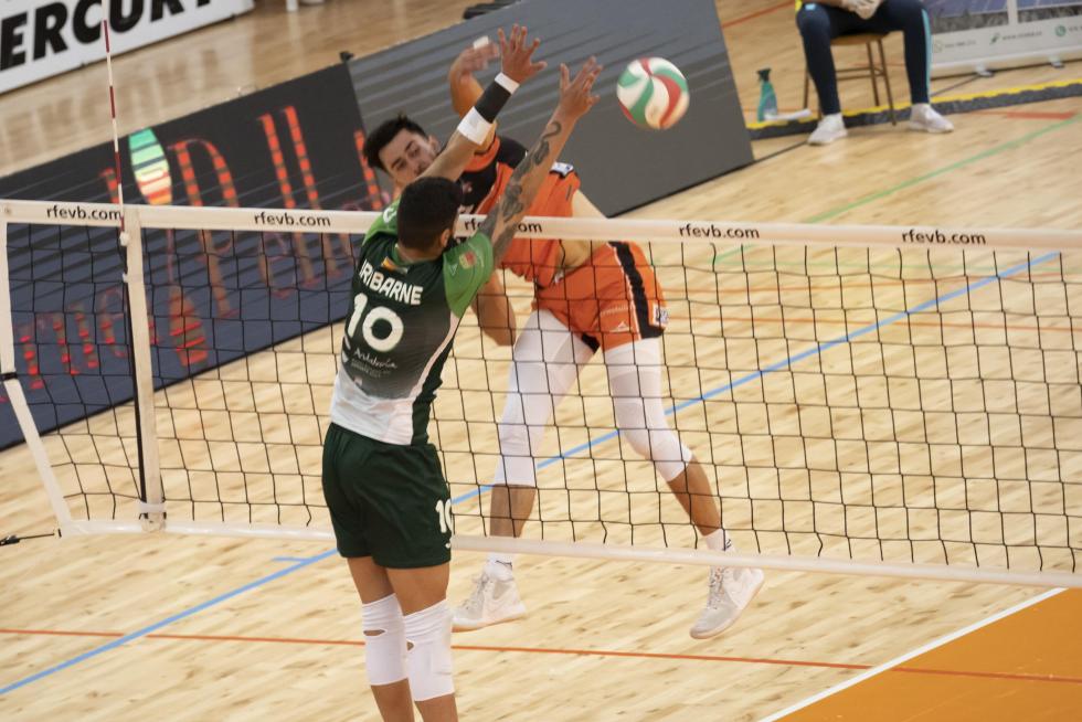 Partido de 'play off' de semifinal de Superliga de voleibol entre el CV Teruel y Almería.