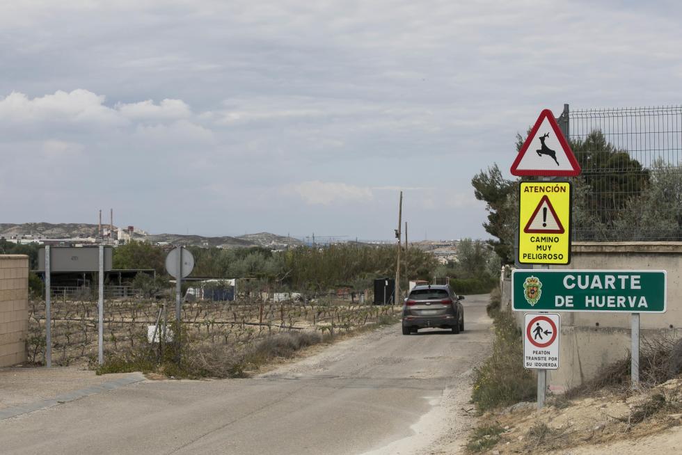 Controles de la Guardia Civil a coches, motos y bicicletas en los accesos a Cuarte de Huerva por su confinamiento perimetral.
