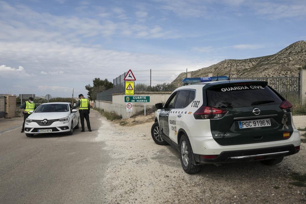 Controles de la Guardia Civil a coches, motos y bicicletas en los accesos a Cuarte de Huerva por su confinamiento perimetral.
