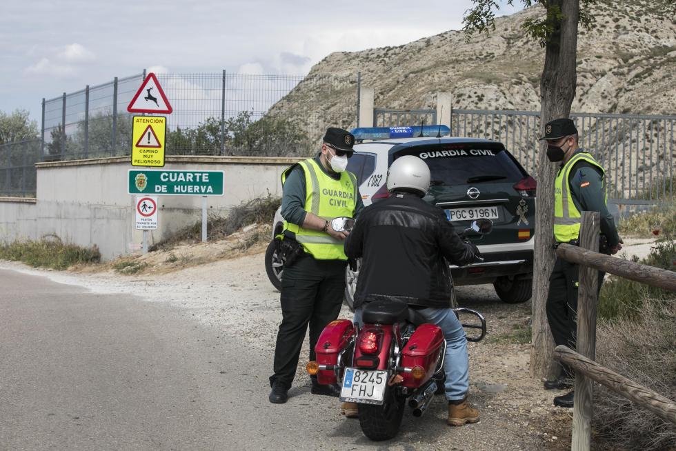 Controles de la Guardia Civil a coches, motos y bicicletas en los accesos a Cuarte de Huerva por su confinamiento perimetral.