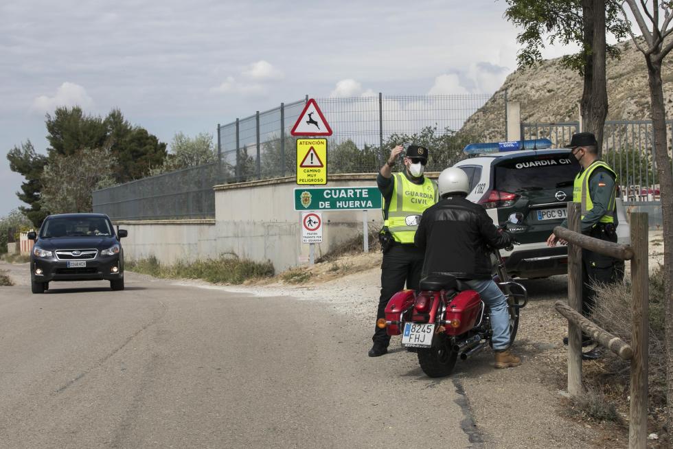 Controles de la Guardia Civil a coches, motos y bicicletas en los accesos a Cuarte de Huerva por su confinamiento perimetral.