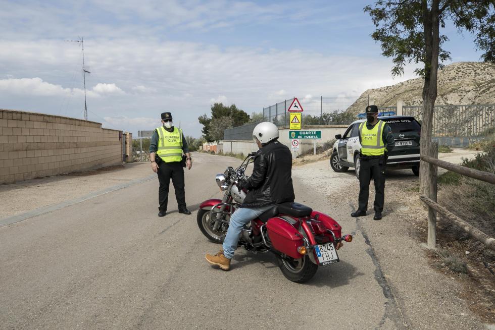 Controles de la Guardia Civil a coches, motos y bicicletas en los accesos a Cuarte de Huerva por su confinamiento perimetral.