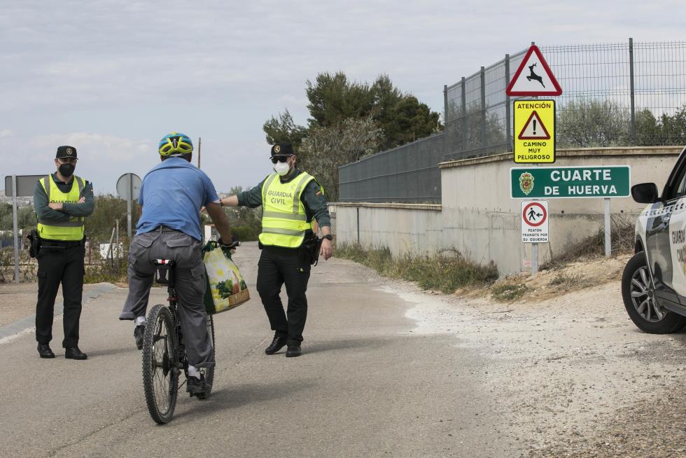 Controles de la Guardia Civil a coches, motos y bicicletas en los accesos a Cuarte de Huerva por su confinamiento perimetral.