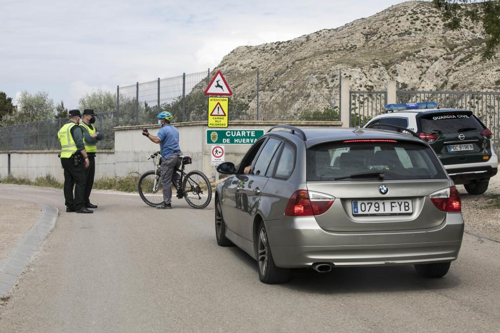 Controles de la Guardia Civil a coches, motos y bicicletas en los accesos a Cuarte de Huerva por su confinamiento perimetral.