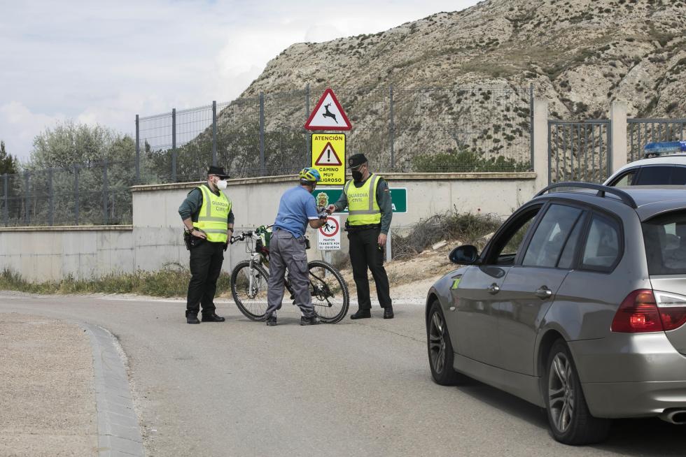 Controles de la Guardia Civil a coches, motos y bicicletas en los accesos a Cuarte de Huerva por su confinamiento perimetral.