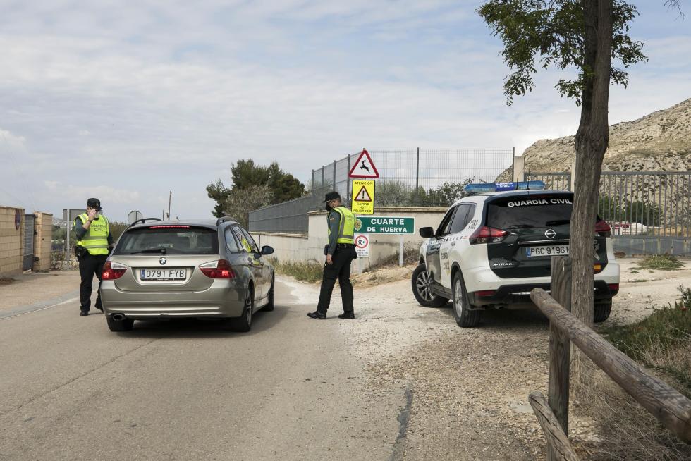 Controles de la Guardia Civil a coches, motos y bicicletas en los accesos a Cuarte de Huerva por su confinamiento perimetral.