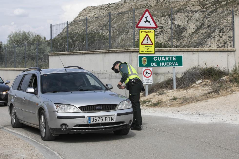 Controles de la Guardia Civil a coches, motos y bicicletas en los accesos a Cuarte de Huerva por su confinamiento perimetral.