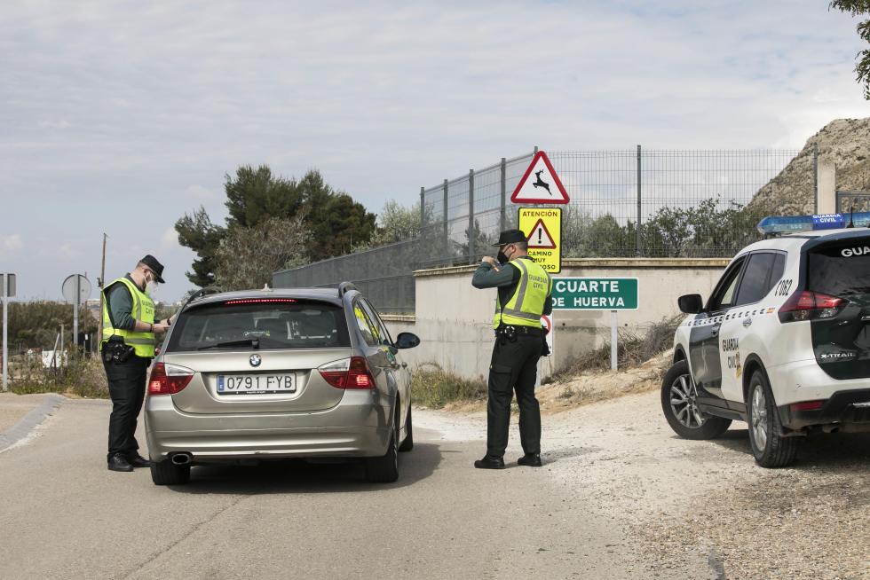 Controles de la Guardia Civil a coches, motos y bicicletas en los accesos a Cuarte de Huerva por su confinamiento perimetral.