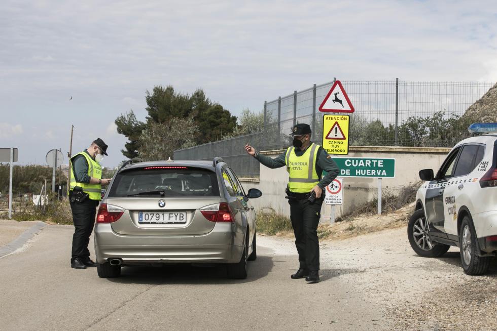 Controles de la Guardia Civil a coches, motos y bicicletas en los accesos a Cuarte de Huerva por su confinamiento perimetral.