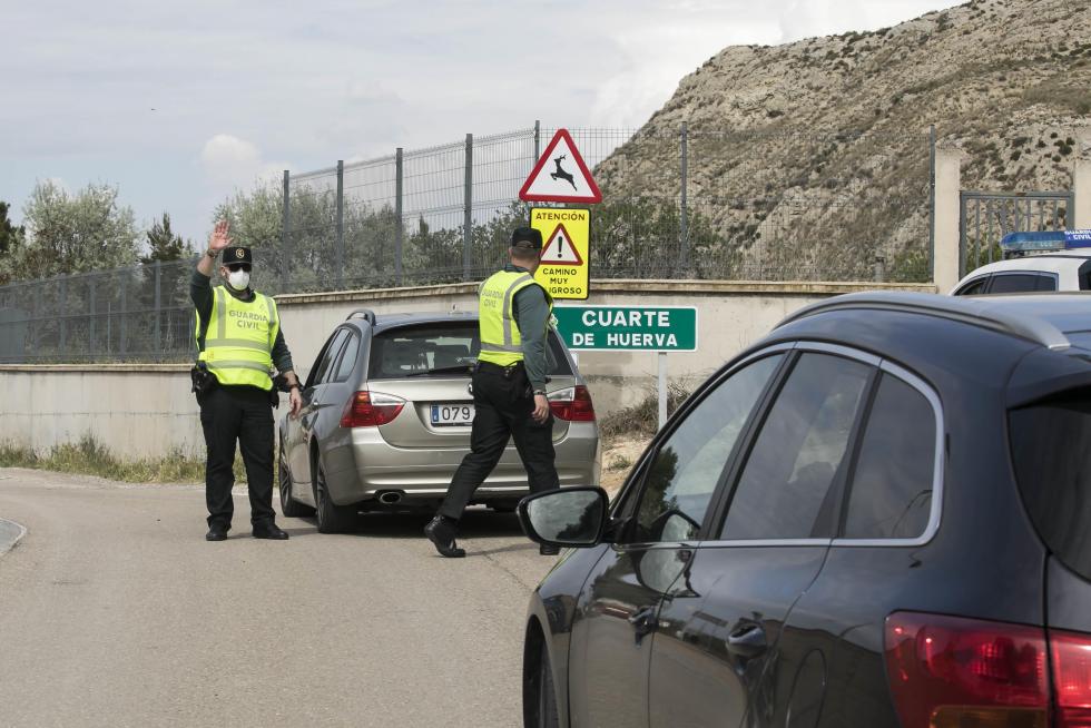Controles de la Guardia Civil a coches, motos y bicicletas en los accesos a Cuarte de Huerva por su confinamiento perimetral.