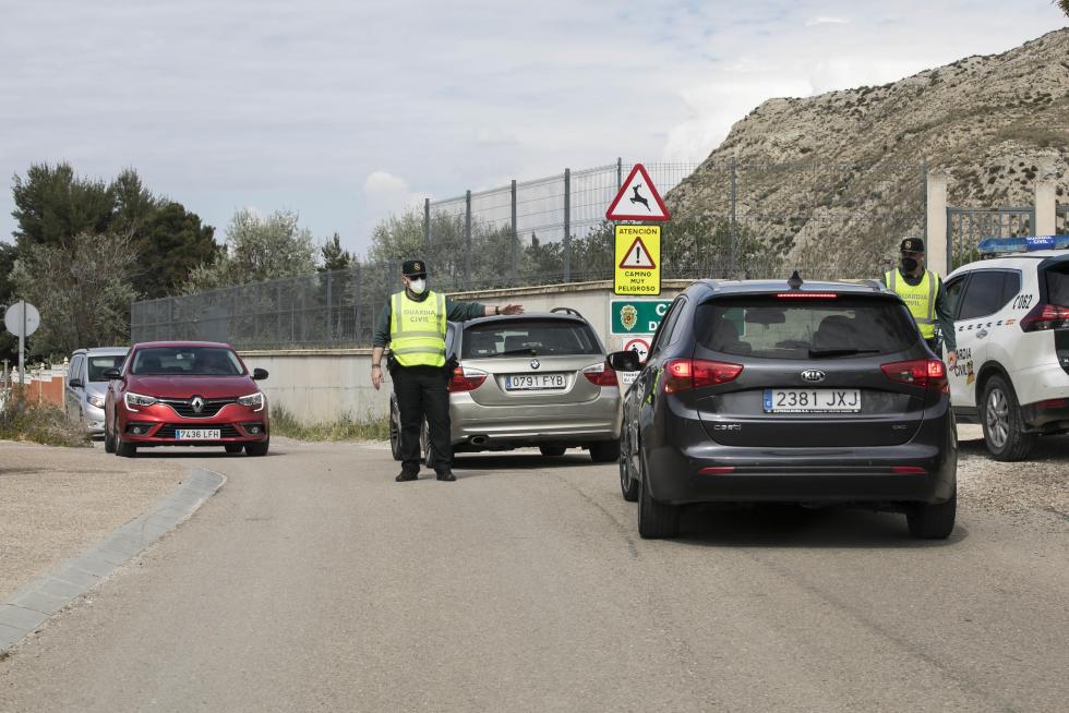 Controles de la Guardia Civil a coches, motos y bicicletas en los accesos a Cuarte de Huerva por su confinamiento perimetral.