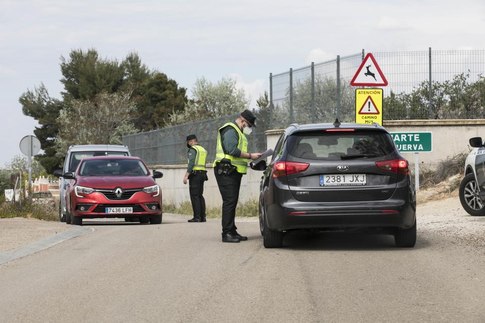 Controles de la Guardia Civil a coches, motos y bicicletas en los accesos a Cuarte de Huerva por su confinamiento perimetral.