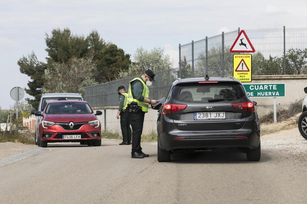 Controles de la Guardia Civil a coches, motos y bicicletas en los accesos a Cuarte de Huerva por su confinamiento perimetral.