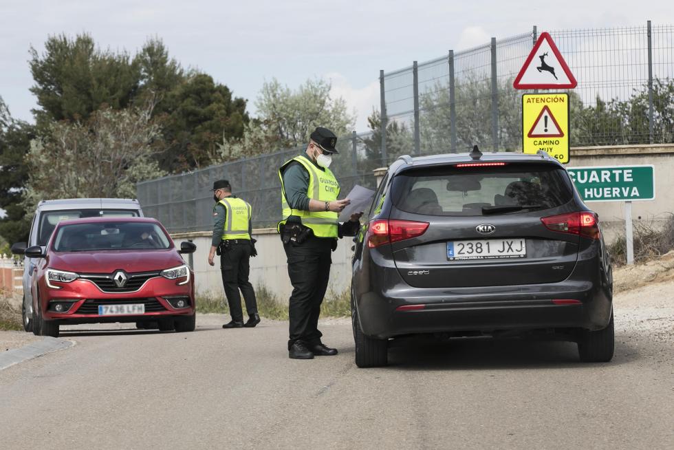 Controles de la Guardia Civil a coches, motos y bicicletas en los accesos a Cuarte de Huerva por su confinamiento perimetral.
