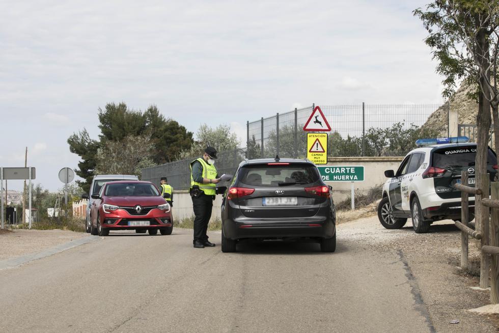 Controles de la Guardia Civil a coches, motos y bicicletas en los accesos a Cuarte de Huerva por su confinamiento perimetral.