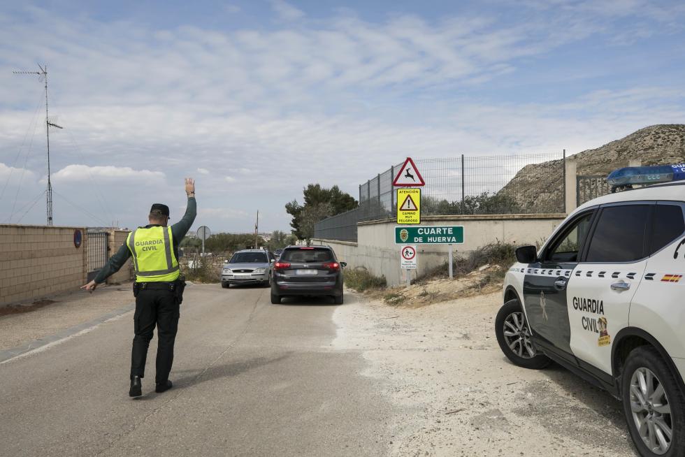 Controles de la Guardia Civil a coches, motos y bicicletas en los accesos a Cuarte de Huerva por su confinamiento perimetral.