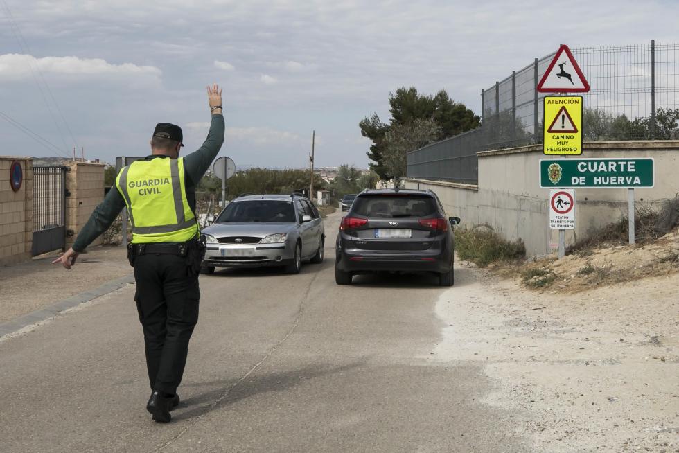 Controles de la Guardia Civil a coches, motos y bicicletas en los accesos a Cuarte de Huerva por su confinamiento perimetral.